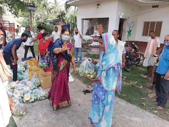 ଚାଷୀ ପରିବାରର ମହାନତା: ନଷ୍ଟ ନ କରି ବାଣ୍ଟିଦେଲେ ପନିପରିବା ଓ କ୍ଷୀର