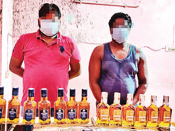 ଫିଲ୍ମ ଦୁନିଆରୁ ଚୋରା ମଦ କାରବାର: ୧୮ ଲିଟର ବିଦେଶୀ ମଦ, ୪୭୦୦ ଟଙ୍କା ଜବତ