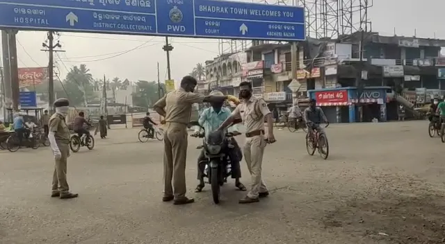 ଗଞ୍ଜାମରେ ମାସ୍କ ନ ପିନ୍ଧି ବୁଲୁଥିବା ଲୋକଙ୍କ ପାଖରୁ ଗୋଟିଏ ଦିନରେ ଆଦାୟ ହେଲା ୨ ଲକ୍ଷ ୪୦ ହଜାର ଟଙ୍କାର ଫାଇନ