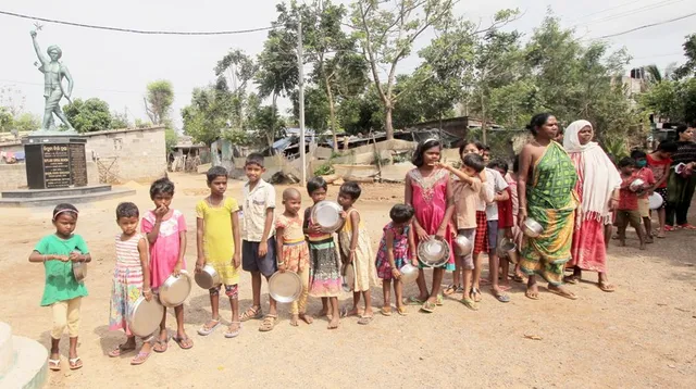 ଖାଦ୍ୟ ପାଇଁ କରୁଣ ସ୍ଥିତି : ଖାଇବାକୁ ନପାଇ ପୁଲିସକୁ ଘେରିଲେ