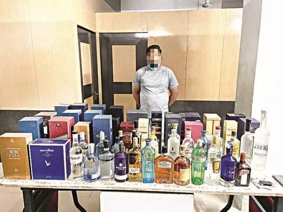 ଭୁବନେଶ୍ୱର : ଦେଢ଼ ଲକ୍ଷ ଟଙ୍କାର ଦାମୀ ମଦ ଜବତ, ଗ୍ରାହକଙ୍କ ଘରେ କାର୍‌ରେ ପହଞ୍ଚୁଥିଲା