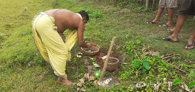 କରୋନା ପାଇଁ ଜମିଲାନି ନେତା, ଅଧିକାରୀଙ୍କ ମେଳି: ନିରାଡ଼ମ୍ବର ସହକାରେ ଅଖିମୁଠି ଅନୁକୁଳ କଲେ ଚାଷୀ