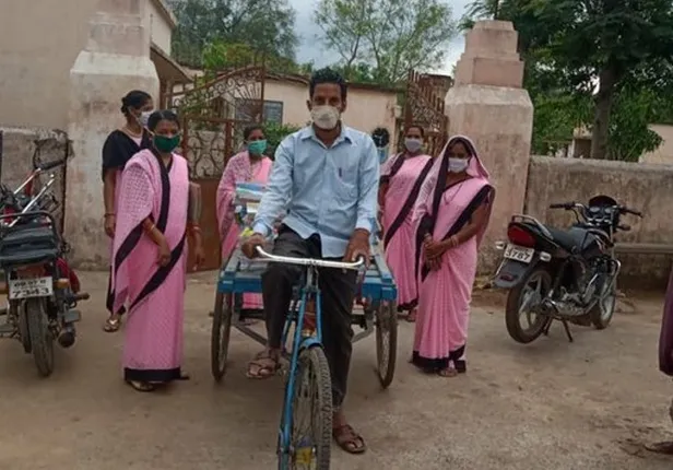 ଗଂଜାମରେ ସ୍କୁଲ ପିଲାଙ୍କୁ ବହି ବିତରଣ କରିବା ପାଇଁ ରିସ୍କା ଟାଣିଲେ ପ୍ରଧାନ ଶିକ୍ଷକ