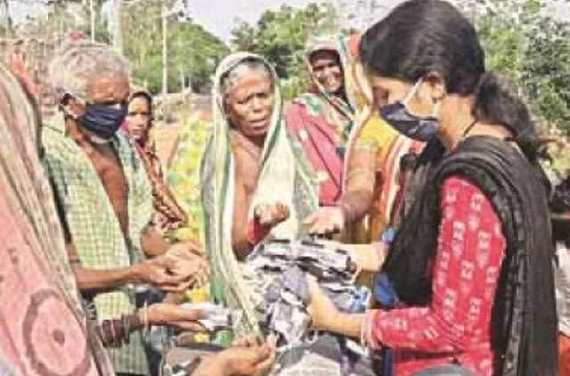 ସ୍ବାମୀ ଦେଶସେବାରେ ସମର୍ପିତ, ପତ୍ନୀ କରୋନା ସଂଗ୍ରାମର ଯୋଦ୍ଧା : ଅନ୍ୟଙ୍କୁ ରୋଜଗାର ଦେବା ସହ ଗରିବଙ୍କୁ ମାଗଣାରେ ବାଣ୍ଟୁଛନ୍ତି ମାସ୍କ