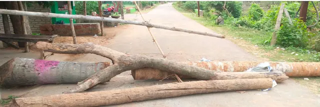 ଗ୍ରାମ ପ୍ରବେଶ ପଥ ଅବରୋଧ ନେଇ ଉତ୍ତେଜନା