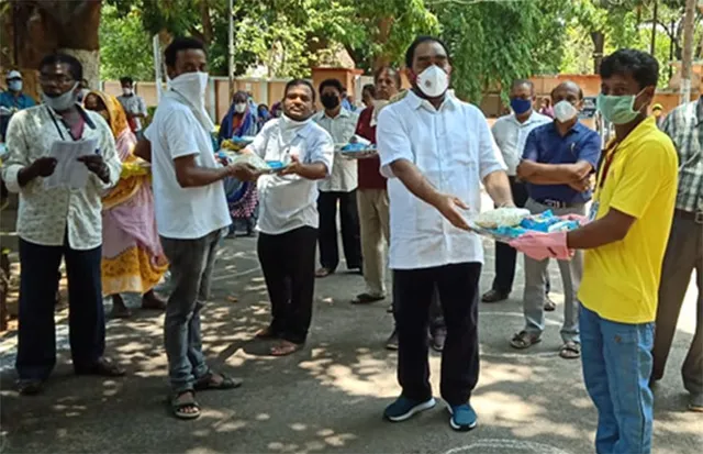 ସଫେଇ କର୍ମଚାରୀ ମାନଙ୍କୁ ସମ୍ବର୍ଦ୍ଧନା ଦେଲେ ମନ୍ତ୍ରୀ ବିକ୍ରମ ଆରୁଖ