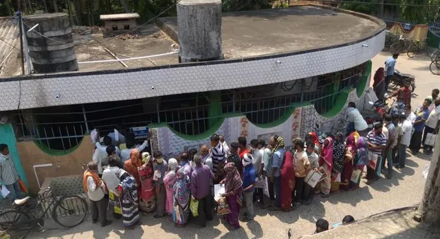 ଶ୍ରମିକ କାର୍ଡ ଟଙ୍କା ବାଣ୍ଟିବା ବେଳେ ଅଭାବନୀୟ ପରିସ୍ଥିତି: ସାମାଜିକ ଦୂରତା ଚୁଲିକୁ ଗଲା, ଠେଲା ଠେଲି ହୋଇ ଟଙ୍କା ନେଲେ