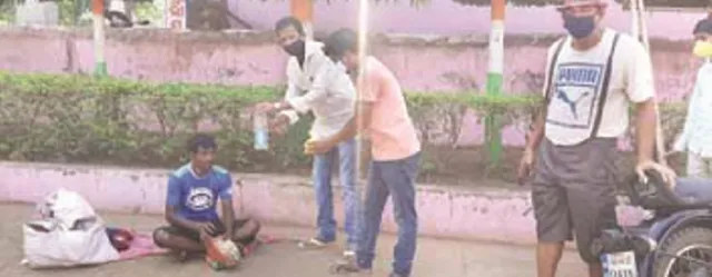 ୩ ଦିନ ଧରି ବାଟ ଚାଲିଲେଣି, ଘରେ ପହଞ୍ଚିବାକୁ ଆହୁରି ୧୦୦ କିମି ବାକି