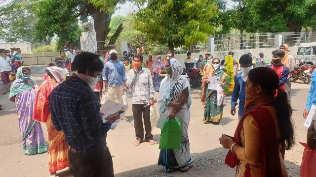 କରୋନା ସହାୟତା ଅଯୋଗ୍ୟ ହାତେଇବା ଅଭିଯୋଗ ଆସିବା ପରେ ଜିଲ୍ଲାପାଳଙ୍କ କାର୍ଯ୍ୟାଳୟ ଘେରିଲେ ଶ୍ରମିକ