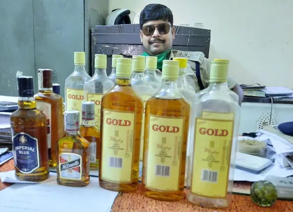 ଝାଡ଼ଖଣ୍ଡରୁ ସହରକୁ ଆସୁଛି ପେଟି ପେଟି ନକଲି ମଦ