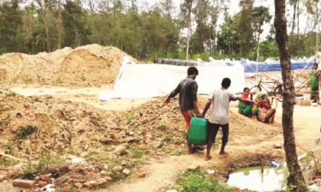 ପ୍ରଶାସନର ନିର୍ଦ୍ଦେଶକୁ ମାନୁନାହାନ୍ତି ଜନପ୍ରତିନିଧି : କରୋନା କଟକଣା ସତ୍ତ୍ୱେ ବେଆଇନ ଭାବେ ଇଟା ଗଢ଼ୁଛନ୍ତି ପ୍ରବାସୀ ଶ୍ରମିକ