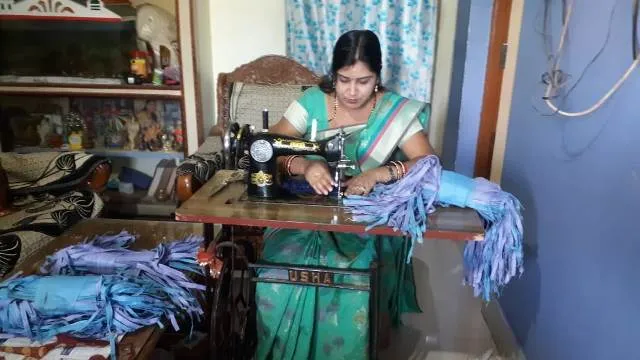 କରୋନା ବଦଳାଇଲା ଜୀବନ : ମାସ୍କ ସିଲେଇ କରି ବାଣ୍ଟୁଛନ୍ତି ନଗରପାଳ