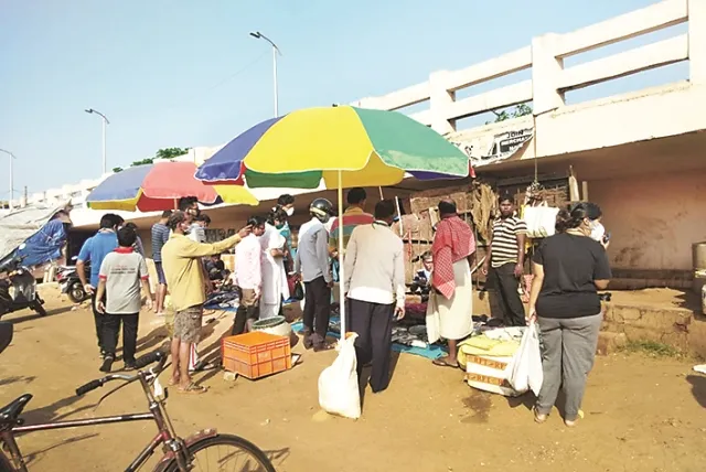 ମାନିଲେନି କଟକଣା, ଆମିଷ ବଜାରରେ ଭିଡ଼