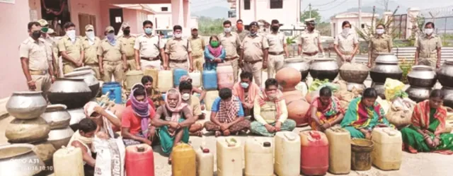 ପାରଳାଖେମୁଣ୍ଡି : ମଦ ଚଢ଼ଉ ବେଳେ ପୁଲିସକୁ ସ˚ଘବଦ୍ଧ ଆକ୍ରମଣ, ୨ ମହିଳାଙ୍କ ସମେତ ୧୩ ଗିରଫ