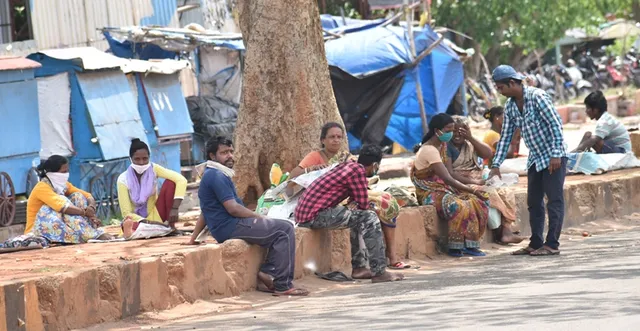 ରାଜଧାନୀରେ ଏମିତି କଡ଼ାକଡ଼ି ଲକ୍‌ଡାଉନ୍‌ : ରାସ୍ତାରେ କ୍ରିକେଟ୍ ଖେଳ, ବସ୍ତିବାସିନ୍ଦାଙ୍କ ଖଟି