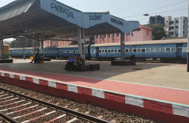 ମଞ୍ଚେଶ୍ବର ଷ୍ଟେସନ୍‌ରେ ଫସିଛନ୍ତି ବିହାରୀ ଶ୍ରମିକ, ସହାୟତାର ହାତ ବଢ଼ାଇଲେ ସାମ୍ବାଦିକ