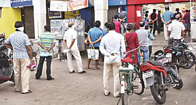 କରୋନା ମାଡ଼ : ଖାଉଟି ସାମଗ୍ରୀ କଳାବଜାର, ଗ୍ରାହକ ହନ୍ତସନ୍ତ; ଅସାଧୁ ବ୍ୟବସାୟୀ ମାଲାମାଲ