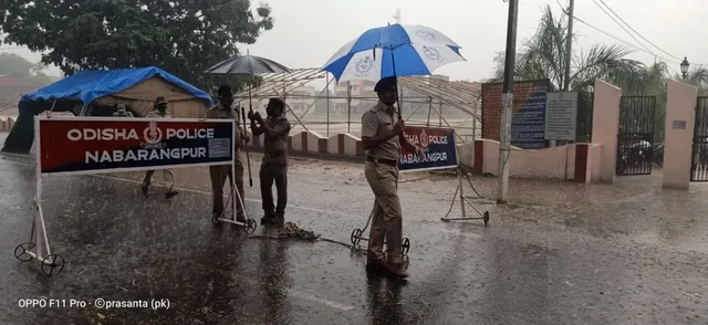 ବର୍ଷାରେ ଛତା ତଳେ ରାସ୍ତା ଉପରେ ଆରକ୍ଷୀ ଅଧୀକ୍ଷକଙ୍କ ଗାଡି ତଲାସି, ଫଟୋ ଭାଇରାଲ