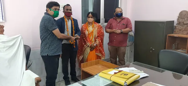 ଲକ୍‌ଡାଉନ୍ ବେଳେ ନିଆରା ବିବାହ : ନୟାଗଡ଼ ଜିଲ୍ଲାପାଳଙ୍କ କାର୍ଯ୍ୟାଳୟ ପରିସରରେ ଶିକ୍ଷକ ହାତକୁ ଦି’ହାତ ହେଲେ