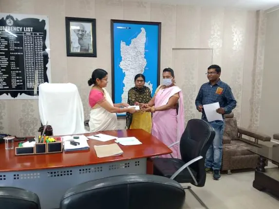 ମୁଖ୍ୟମନ୍ତ୍ରୀ ରିଲିଫ୍ ପାଣ୍ଠିକୁ ୧ଲକ୍ଷ ୬ ହଜାର ଟଙ୍କା ଦେଲେ ନୂଆପଡ଼ାର ୧୨ ମହିଳା ସ୍ଵୟଂସହାୟକ ଗୋଷ୍ଠୀ