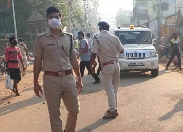 କରୋନା ପାଇଁ ଆହୁରି କଠୋର ହେଲା ପୁଲିସ : ଅମାନିଆଙ୍କୁ ସାବାଡ କରିବା ନିମନ୍ତେ କାର୍ଯ୍ୟାନୁଷ୍ଠାନ ମୁଡରେ କନ୍ଧମାଳ ଏସପି