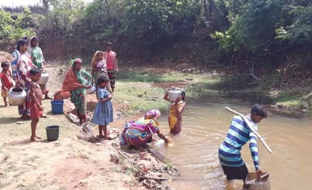 କନ୍ଧମାଳ ଗ୍ରାମାଞ୍ଚଳରେ ପାଣି ପାଇଁ ହାହାକାର : ନଳକୂପ ଅଛି କାମ କରୁନି,ଆଉ କେଉଁଠି ଜମାରୁ ନାହିଁ; ଗାଧୁଆ ତୁଠରୁ ପିଇବା ପାଣି ସଂଗ୍ରହ କରୁଛନ୍ତି କୁଟିଗୁଡା ଗ୍ରାମବାସୀ