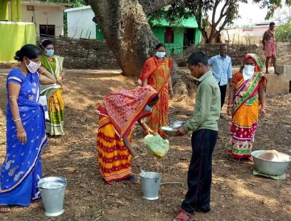 ଭୋକିଲାଙ୍କୁ ଆହାର ଯୋଗାଇଲା ଏସଏଜି ଗ୍ରୁଫ୍, ତ୍ରିପୁରା ମୀନାବଜାର କର୍ମଚାରୀଙ୍କୁ ମିଳିଲା ରନ୍ଧାଖାଦ୍ୟ