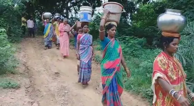 କନ୍ଧମାଳରେ ବଢିଲା ତାତି, ତାପମାତ୍ରା ୩୮ ଡିଗ୍ରୀ ଟପିଲା : କମିଲା ଜଳସ୍ତର; ଝରଣା ଓ ଚୁଆରୁ ପାଣି ସଂଗ୍ରହ ପାଇଁ ମହିଳାଙ୍କ ଲମ୍ବା ଲାଇନ