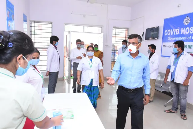କନ୍ଧମାଳ କୋଭିଡ-୧୯ ହସପିଟାଲ ପରିଦର୍ଶନ କଲେ ମୁଖ୍ୟ ଶାସନ ସଚିବ, ୫-ଟି ସଚିବ