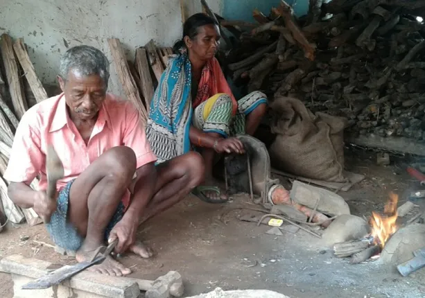 କରୋନା ପାଇଁ ନିରବୀ ଯାଇଛି କମାରଶାଳରୁ ଠକଠାକ୍ ସ୍ୱର : ଚାଷ ପାଇଁ ଲଙ୍ଗଳ ଓ କୋଦାଳର ବରାଦ ନାହିଁ, ଚିନ୍ତାରେ କନ୍ଧମାଳର ୫୦୦ ପରିବାର