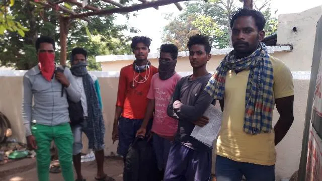 ବାହାର ଫେରନ୍ତାଙ୍କୁ ପ୍ରଶାସନର ସାହାଯ୍ୟ ଏମିତି : ଘରେ ଛାଡି ଦେବା କହି ଅଧାବାଟରେ ଛାଡି ଦେଲେ, ରାତି ସାରା ଚାଲି ସକାଳେ ଘରେ ପହଞ୍ଚିଲେ ୬ କାଠମିସ୍ତ୍ରୀ