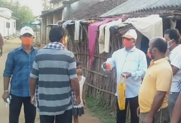 ବିଜେପିର କରୋନା ସଚେତନତା : ଲୋକଙ୍କୁ ମାସ୍କ ଓ ସାବୁନ ବାଣ୍ଟିଲେ