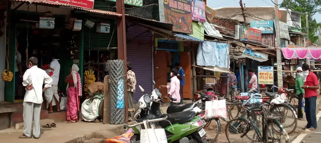 କଟକଣା ସାମାନ୍ୟ କୋହଳ: କନ୍ଧମାଳରେ ଖୋଲିଲା ଦୋକାନ ,ହେଲମେଟ ଚେକିଂ କଡା କଲା ପୁଲିସ