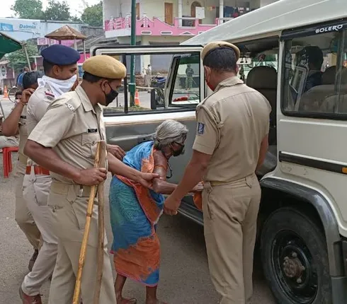 ମାନବିକତା: ଅସହାୟ ବୃଦ୍ଧାଙ୍କୁ ଗାଡିରେ ନେଇ ଘରେ ପହଞ୍ଚାଇଲା ଫୁଲବାଣୀ ପୁଲିସ