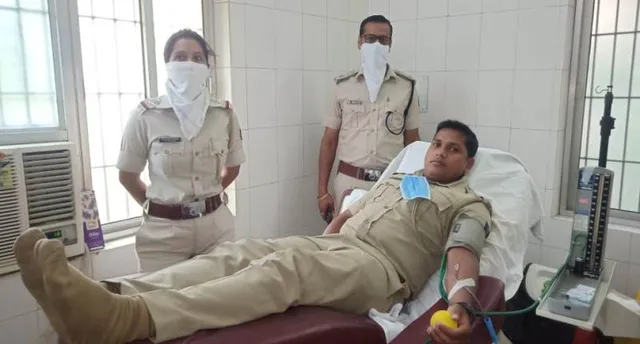 ଶିକୁଳି ରୋଗରେ ପୀଡ଼ିତ ଯୁବକଙ୍କୁ ରକ୍ତଦାନ କରି ଜୀବନ ବଞ୍ଚାଇଲେ ପୁଲିସ ସବ୍‌ଇନ୍ସପେକ୍ଟର