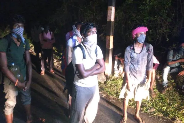 ୧୪ ଦିନ ରେଳପଥରେ ଚାଲିଲେ ୧୨ ଶ୍ରମିକ, ଜଙ୍ଗଲରେ କାଟୁଥିଲେ ରାତି, ଖାଉଥିଲେ ବିସ୍କୁଟ୍