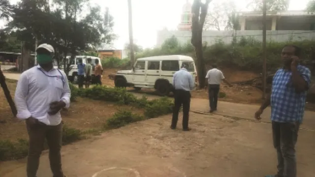 ରାୟଗଡ଼ା : ଆଶ୍ରୟସ୍ଥଳୀରୁ ୧୯ ଶ୍ରମିକ ରାତି ଅଧରେ ଝରକା ତାଡ଼ି ପଳାଇଲେ