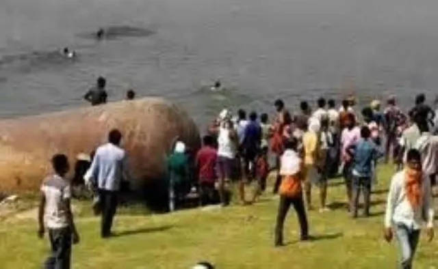 ୫ ପିଲାଙ୍କୁ ନଈକୁ ଫିଙ୍ଗିଦେଲା ମା’ : ପିଲାମାନେ ଭାସିଗଲେ, ମହିଳା ବର୍ତ୍ତିଗଲେ