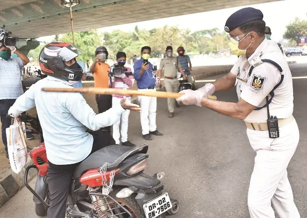 ଲକ୍‌ଡାଉନ୍‌ ଉଲ୍ଲଙ୍ଘନ : ଅମାନିଆଙ୍କୁ ନିର୍ଘାତ ମାଡ଼, ରାଜଧାନୀରେ୧୦୩୪ ଗାଡ଼ି ଜବତ
