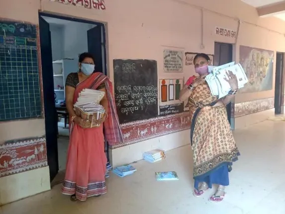 ଆରମ୍ଭ ହେଲା ଛାତ୍ରଛାତ୍ରୀଙ୍କୁ ବହି ବଣ୍ଟନ ପକ୍ରିୟା : ଲକଡାଉନରେ ବିନା ପାସରେ କିପରି ବହି ବାଣ୍ଟିବେ ଶିକ୍ଷକଶିକ୍ଷୟିତ୍ରୀ