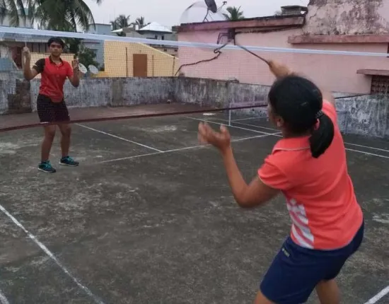 ଲକ୍‌ଡାଉନ୍‌ ପ୍ରଭାବ: ଅଢ଼େଇ ବର୍ଷ ପରେ ପରିବାର ସହ ସମୟ କାଟୁଛନ୍ତି ଋତୁପର୍ଣ୍ଣା