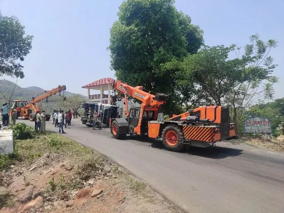 ଭାରସାମ୍ୟ ହରାଇ ଓଲଟି ପଡ଼ିଲା ଗ୍ୟାସ ଟାଙ୍କର୍, ଉଦ୍ଧାର କାମ ଜାରି