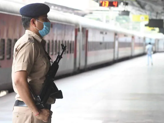 ସାମାଜିକ ଦୂରତ୍ବ ନିମନ୍ତେ ତିନି ଥାକିଆ ବଗିର ମଝି ବର୍ଥ ଫାଙ୍କା ରଖିପାରେ ରେଳବାଇ