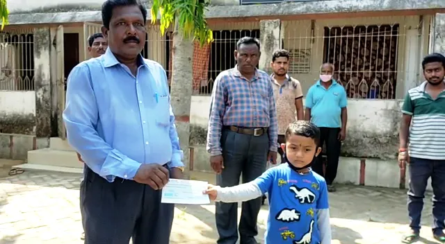 ଚାନ୍ଦବାଲି : କୁମ୍ପିଭାଙ୍ଗି ୭ହଜାର ଟଙ୍କା ମୁଖ୍ୟମନ୍ତ୍ରୀଙ୍କ ରିଲିଫ ଫଣ୍ଡକୁ ପ୍ରଦାନ କଲେ ୫ବର୍ଷର ବାଳକ ସାଇ ସ୍ପନ୍ଦନ