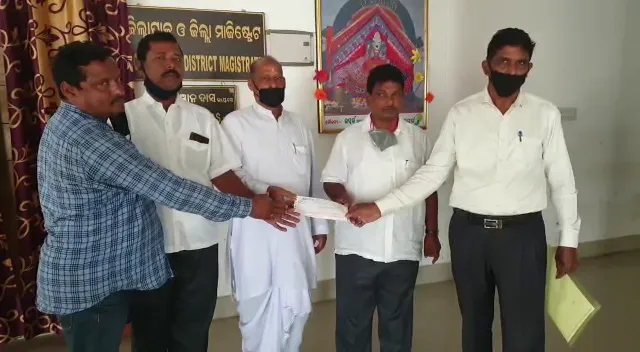 କାରୋନା ମୁକାବିଲା: ମୁଖ୍ୟମନ୍ତ୍ରୀଙ୍କ ରିଲିଫ ପାଣ୍ଠିକୁ ୧ଲକ୍ଷ ୧ହଜାର ଟଙ୍କା ସହାୟତା ଦେଲା ମତ୍ସ୍ୟଜୀବୀ ସଂଘ