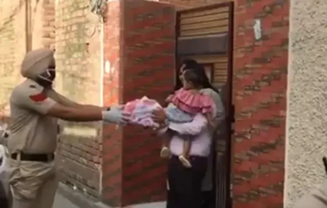 ଶିଶୁଟିର ପ୍ରଥମ ଜନ୍ମଦିନରେ କେକ ଡେଲିଭର କରି ଚର୍ଚ୍ଚାରେ ପଞ୍ଜାବ ପୁଲିସ, ଭାଇରାଲ ହେଲା ଭିଡ଼ିଓ