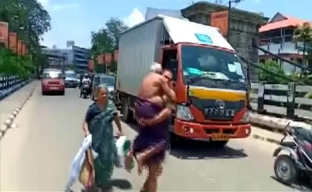 ପୁଲିସ ଅଟୋକୁ ଆଗକୁ ଯିବାକୁ ନଦେବାରୁ ଅସୁସ୍ଥ ବାପାକୁ ଏକ କିଲୋମିଟର ପର୍ଯ୍ୟନ୍ତ କାନ୍ଧରେ ବୋହିଲା ପୁଅ