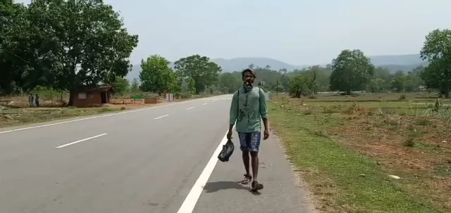 ସରକାରଙ୍କ ଘୋଷଣା ଫୁ: ଆଜି ବି ଧୁ ଧୁ ଖରାରେ ଚାଲୁଛି ଶ୍ରମିକ, ହାଇଦ୍ରାବାଦରୁ କନ୍ଧମାଳ ୨୦ ଦିନର ଯାତ୍ରା