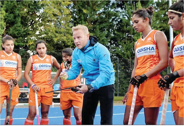 ପ୍ରଶିକ୍ଷକରୁ ଲେଖକ ପାଲଟିଯାଇଛନ୍ତି ମାରିନ୍‌