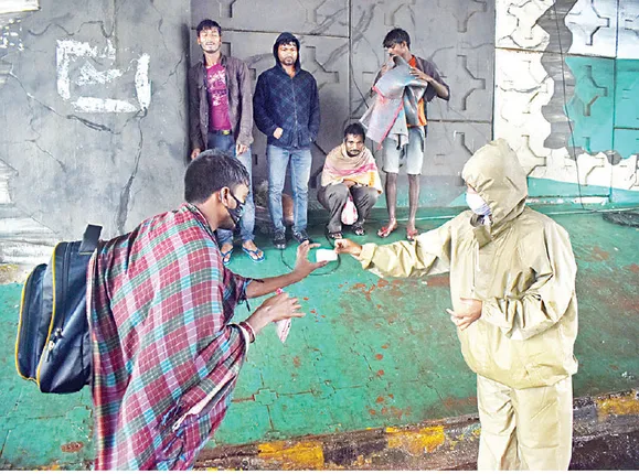 ବର୍ଷାରେ ଭିଜୁଥିବା ପ୍ରବାସୀ ଶ୍ରମିକଙ୍କୁ ଚା’ ପିଆଇଲେ ମହିଳା ଟ୍ରାଫିକ ପୁଲିସ